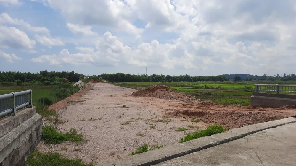 Dự án đường tránh lũ thị trấn Nam Phước, huyện Duy Xuyên đứng bánh do thiếu đất đắp. Ảnh: TN Khó khăn bủa vây nhà thầu xây dựng
