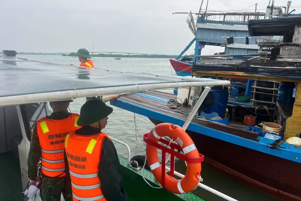 Đồn Biên phòng Cửa Đại kiểm tra các khu neo đậu, yêu cầu đưa tàu thuyền, lồng bè đến nơi an toàn. Ảnh: HA bo-doi-giup-dan-chang-nha-chong-bao-Tra-mi--10.jpeg