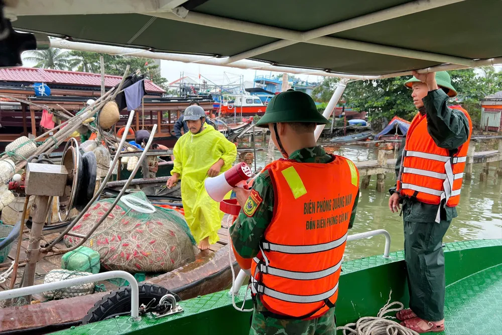 100% chủ tàu thuyền, lồng bè cam kết sẽ lên bờ khi bão Trà Mi tiến sát. Ảnh: HA bo-doi-giup-dan-chang-nha-chong-bao-Tra-mi-14.jpeg
