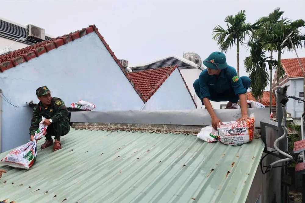 Bộ đội Biên phòng giúp dân chằng nhà chống bão Trà Mi. Ảnh: HA bo-doi-giup-dan-chang-nha-chong-bao-Tra-mi-5.jpeg