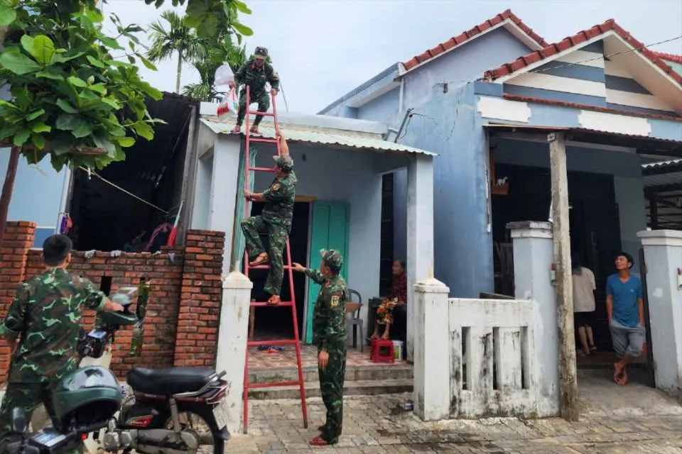 Bộ đội Biên phòng đến từng nhà, hỗ trợ người dân. Ảnh: AH bo-doi-giup-dan-chang-nha-chong-bao-Tra-mi-6.jpeg