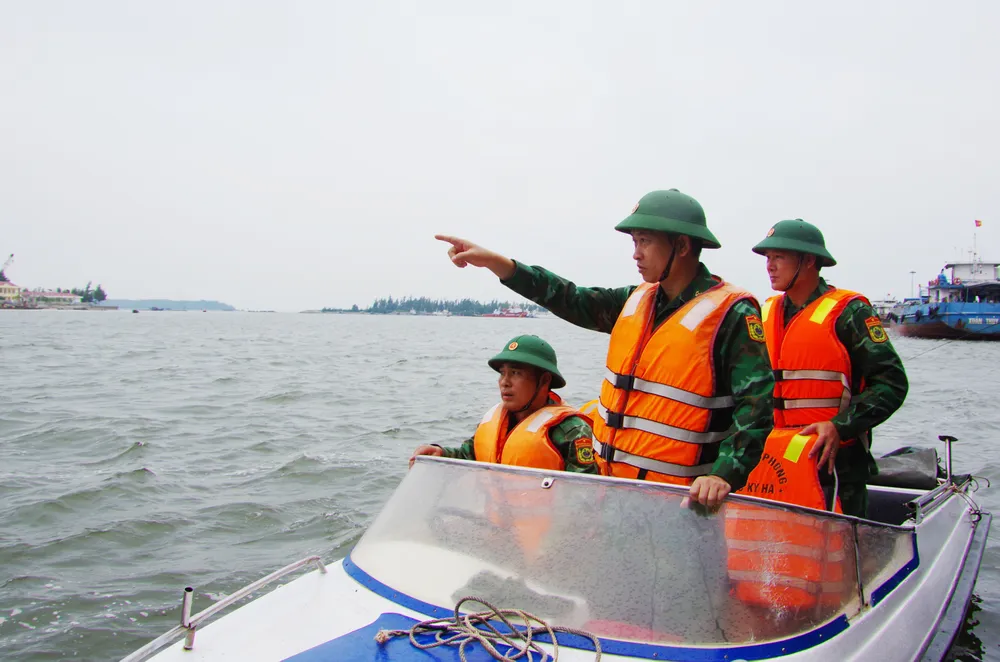 Đại tá Trần Tiến Hiền (giữa) kiểm tra công tác phòng chống bão Trà Mi vào sáng nay tại huyện Núi Thành. Ảnh: TN giup-dan-chang-nha-chong-bao-tra-mi.jpg