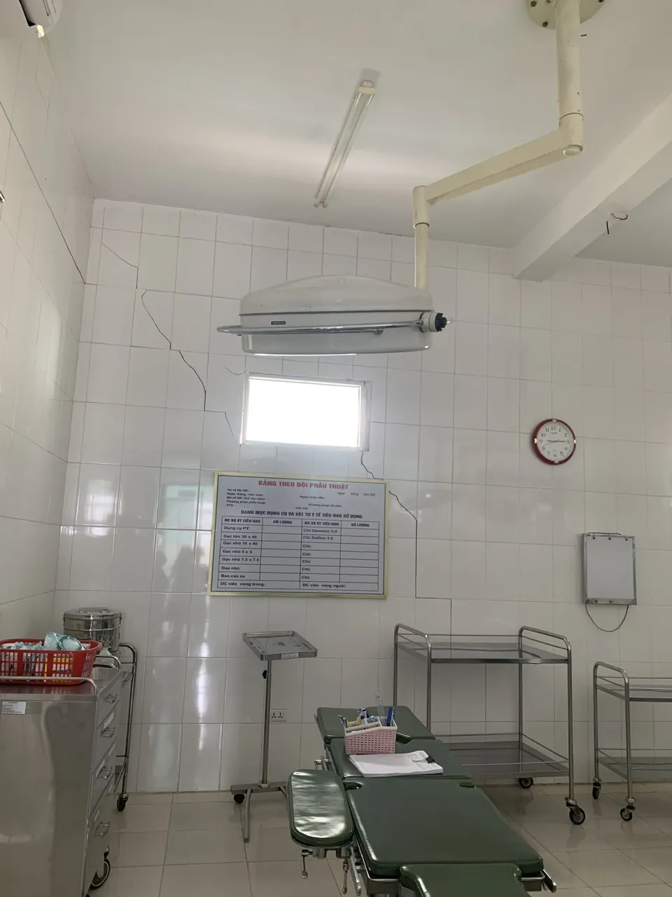 Trung tâm Y tế huyện Tây Giang bị nứt. Ảnh: TN bao-tra-mi-gay-thiet-hai-5.jpeg