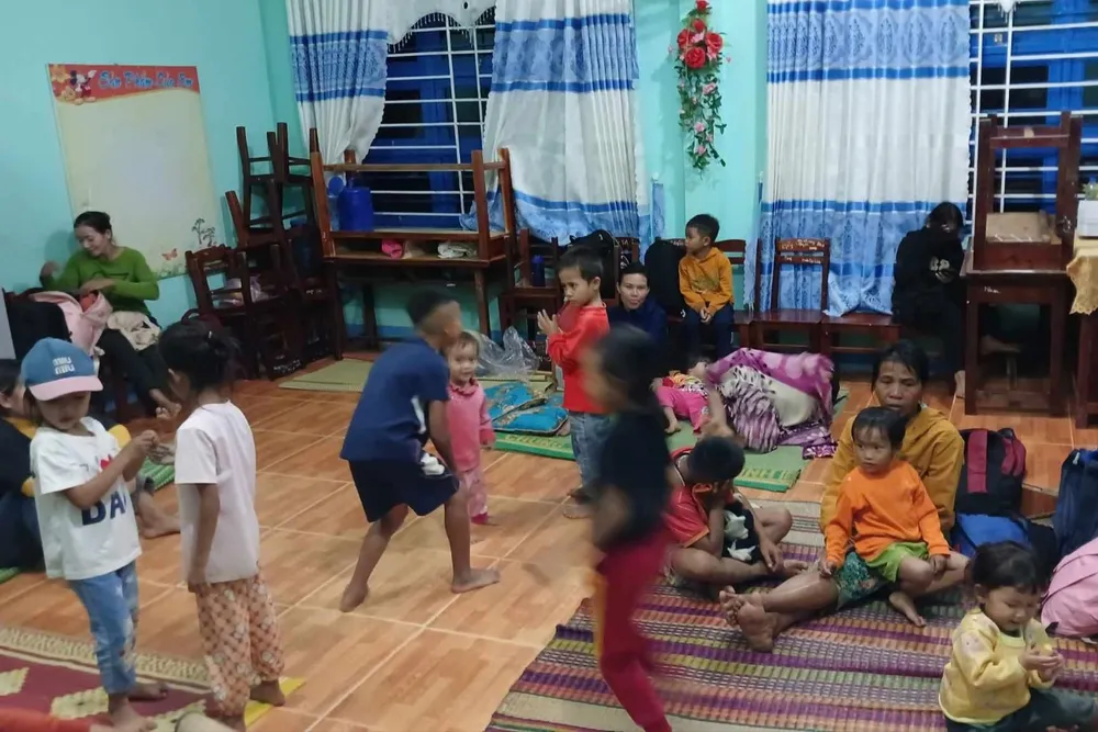 Nhiều hộ dân được di dời khẩn cấp do xuất hiện vết nứt toác trên núi. Ảnh: TN di-doi-khan-cap-ca-khu-dan-cu-1.jpg