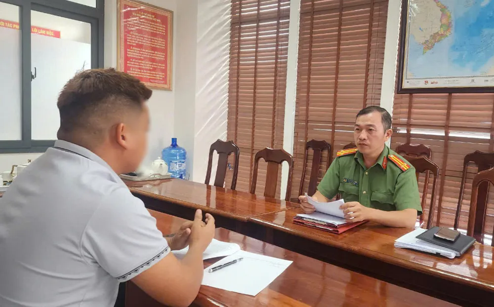 Anh Q tổ chức giải bóng đá phủi không xin phép, quảng cáo trang web cá cược. Ảnh: CA