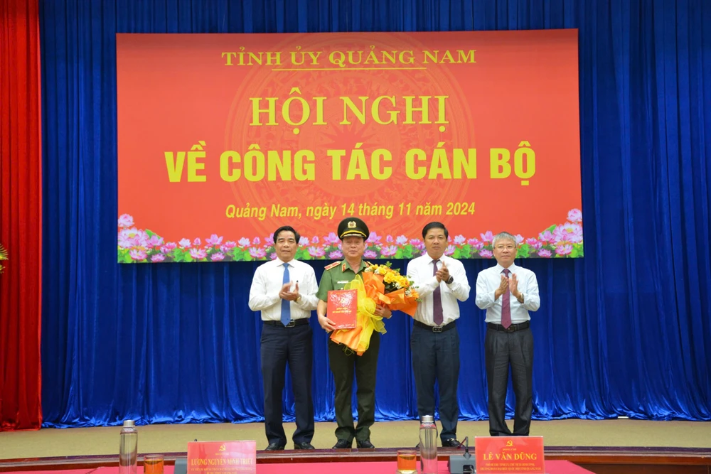 Thường trực Tỉnh uỷ chúc mừng Giám đốc Công an tỉnh Quảng Nam, Thiếu tướng Nguyễn Hữu Hợp. Ảnh: CA