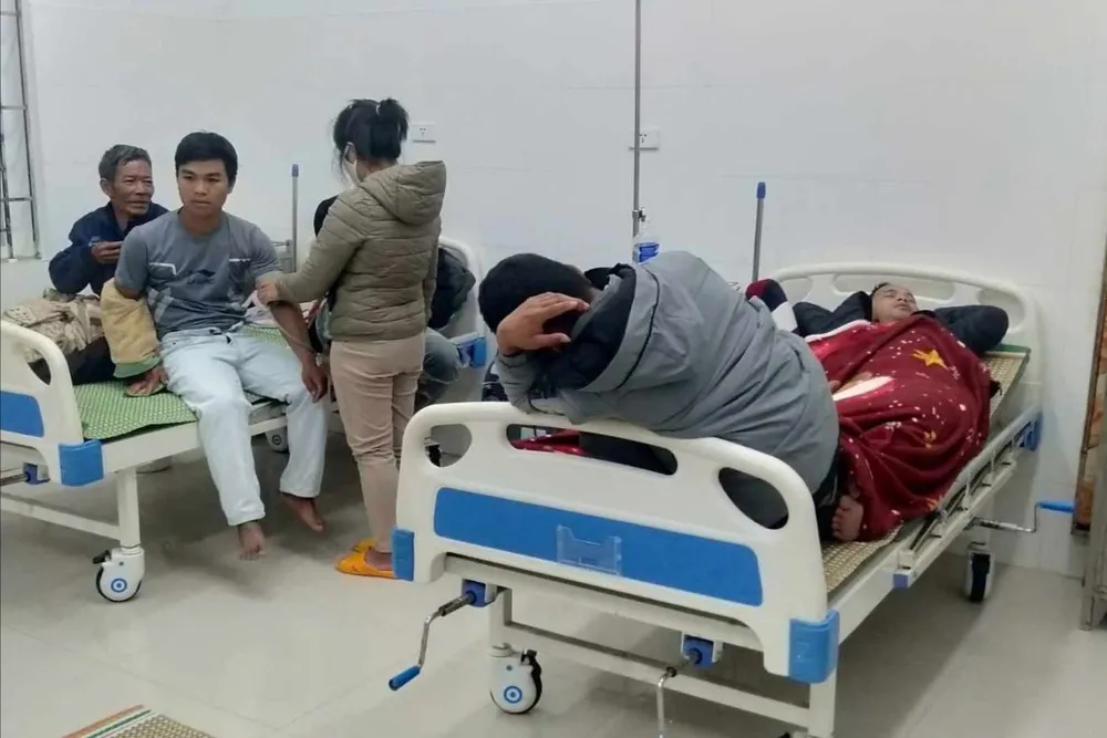 8 người bị ngộ độc sau khi ăn nấm rừng được đưa đi cấp cứu. Ảnh: CTV