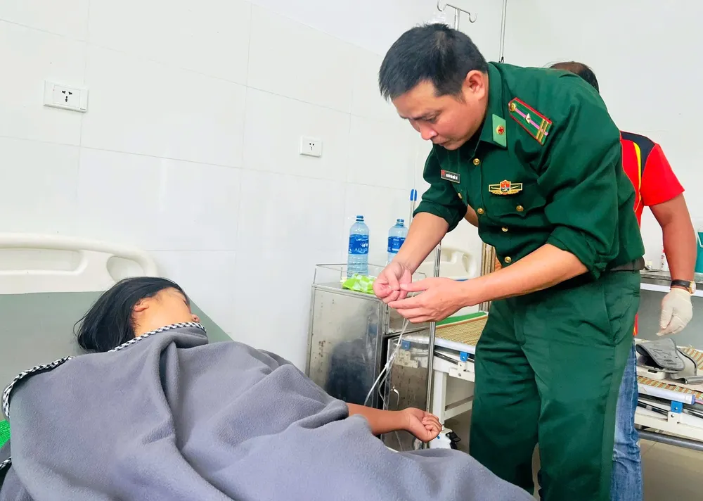 Người phụ nữ ăn lá ngón tự tử may mắn được các y bác sĩ cấp cứu kịp thời. Ảnh: CTV Người phụ nữ ăn lá ngón tự tử được các y bác sĩ cấp cứu kịp thời. Ảnh: CTV