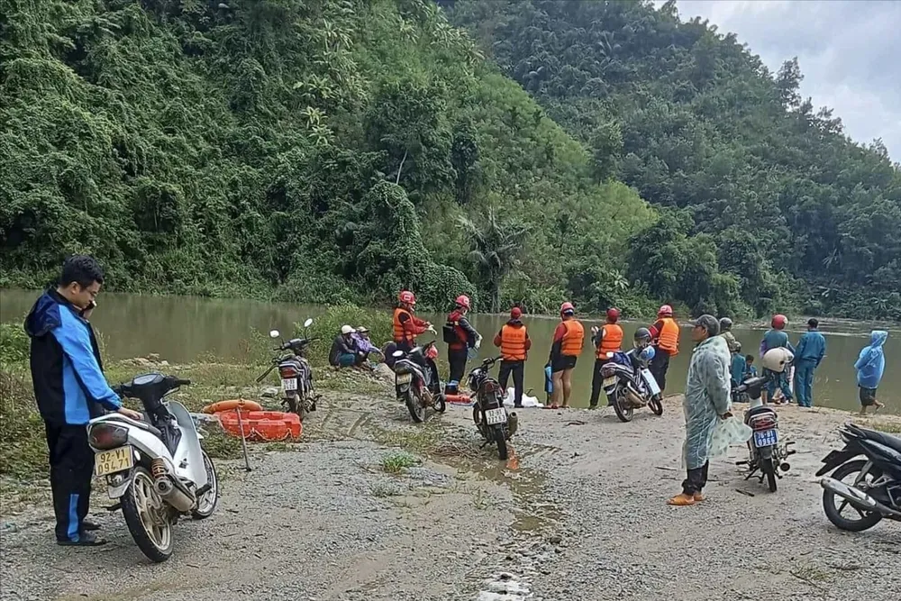 Nhói lòng thi thể bé trai 2 tuổi rơi xuống suối mất tích trôi xa 30km