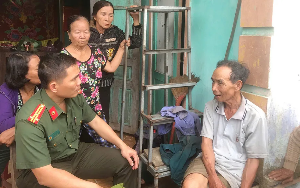 Công an và các lực lượng tìm thấy cụ ông đi lạc trong rừng suốt 17 giờ. Ảnh: CA