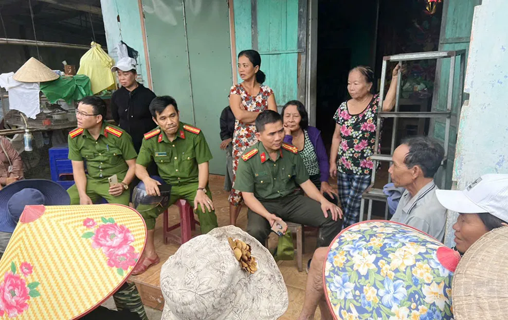 Các lực lượng tìm kiếm cụ ông 74 tuổi đi lạc trong rừng suốt 17 giờ. Ảnh: CA