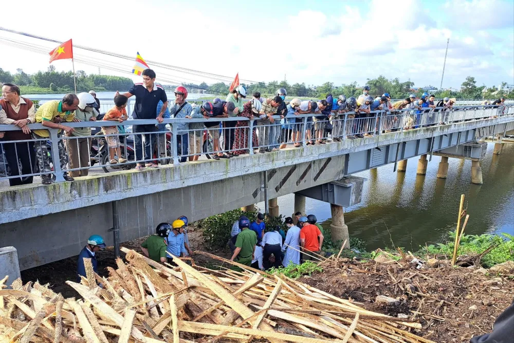 2 người đàn ông dũng cảm nhảy xuống sông cứu người phụ nữ tự tử. Ảnh: FB