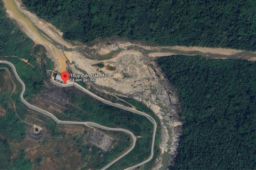 Dùng ròng rọc giải cứu 4 người mắc kẹt giữa dòng lũ. Ảnh: TN