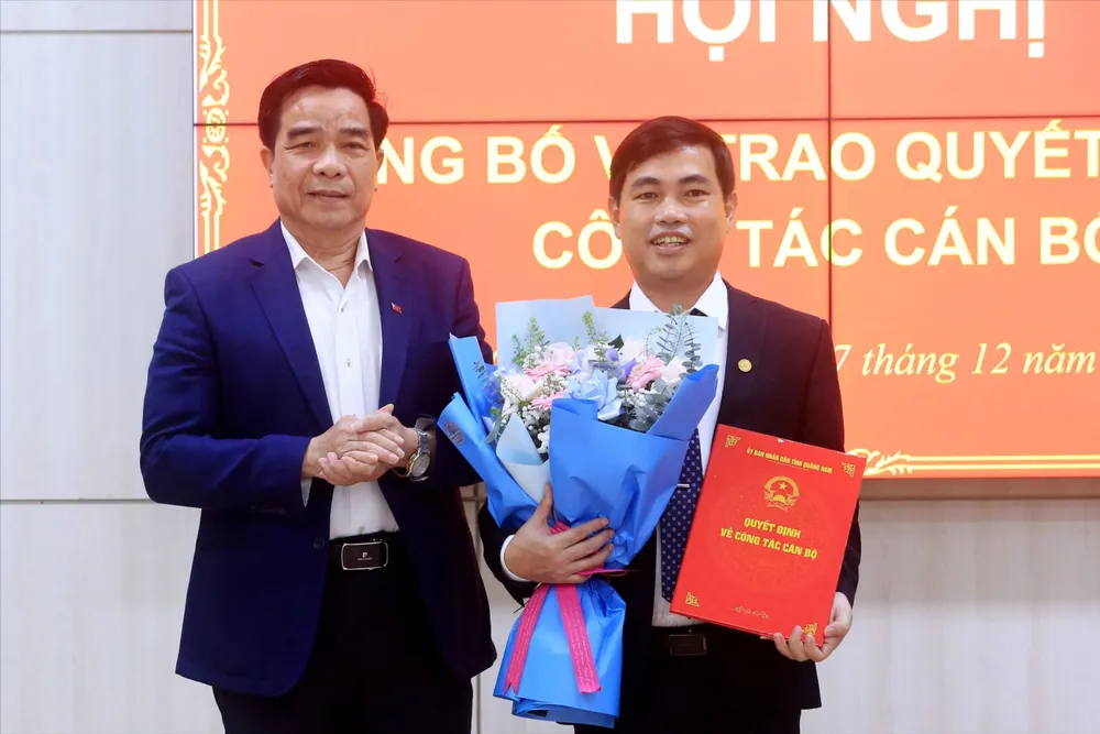 Ông Nguyễn Văn Thường (cầm hoa) làm Giám đốc Ban Quản lý dự án Đầu tư xây dựng các công trình giao thông tỉnh Quảng Nam. Ảnh: TN