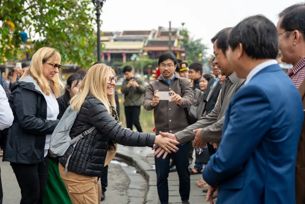 Lãnh đạo TP Hội An bắt tay chào đón đoàn du khách.