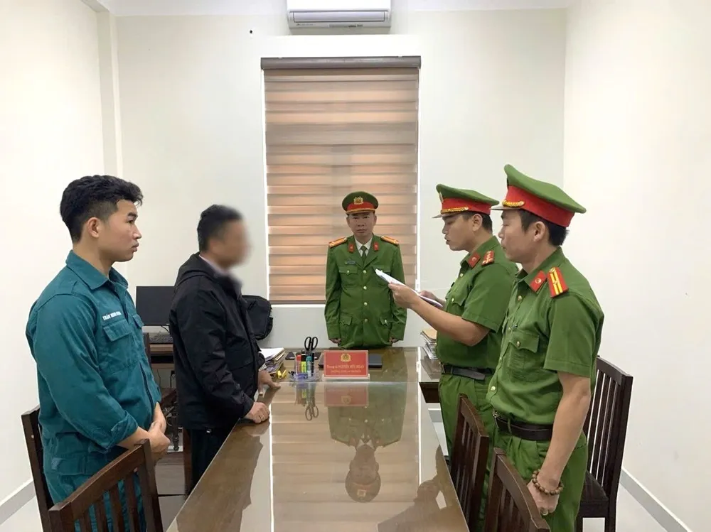 Tặng quà cho nhân viên đo đạc đất đai, người dân cùng bị khởi tố. Ảnh: CA