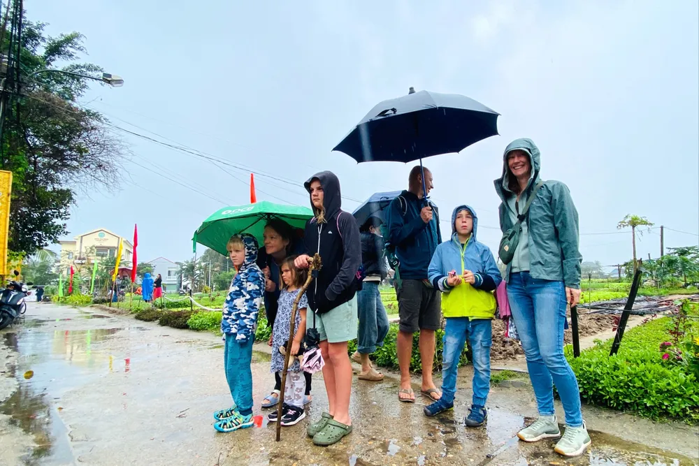 Khách Tây đội mưa tham dự lễ hội Cầu Bông ở Hội An