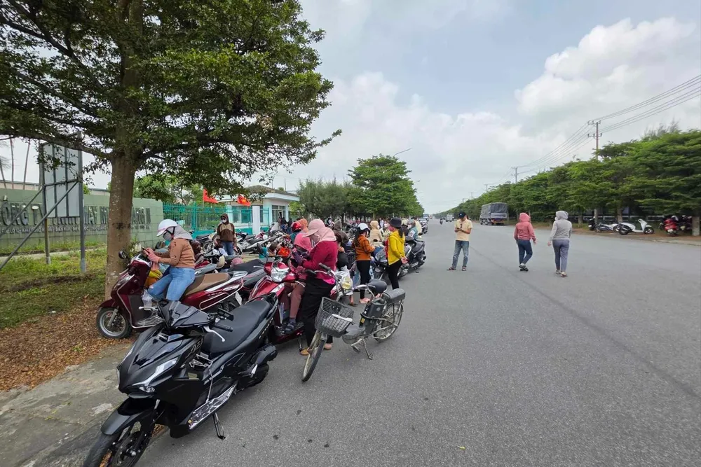 Công nhân bị nợ BHXH tập trung đòi quyền lợi chưa được, cán bộ Quảng Nam phải vào TP.HCM tìm lãnh đạo công ty. Ảnh: TN