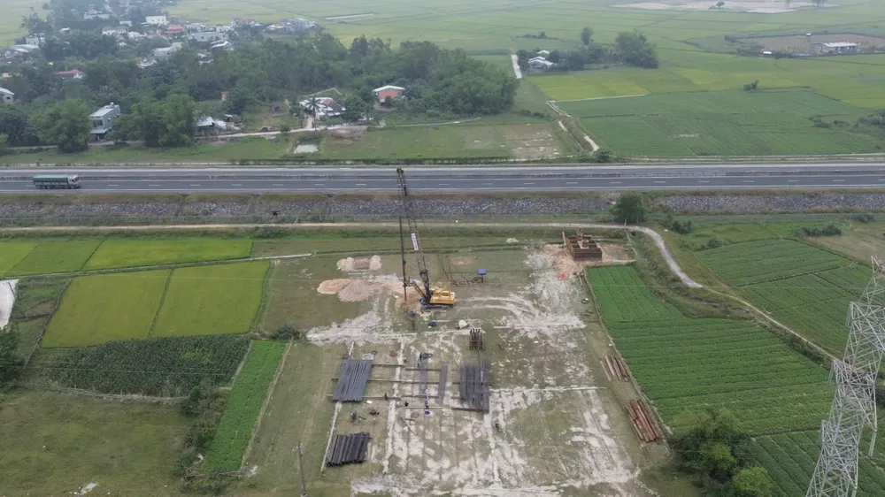 Đơn vị thi công mới chỉ đưa máy móc vào thi công tuyến đường gần 500 tỉ đồng sau 6 tháng khởi công. Ảnh: TN Đơn vị thi công mới chỉ đưa máy móc vào thi công tuyến đường gần 500 tỉ sau 6 tháng khởi công. Ảnh: TN
