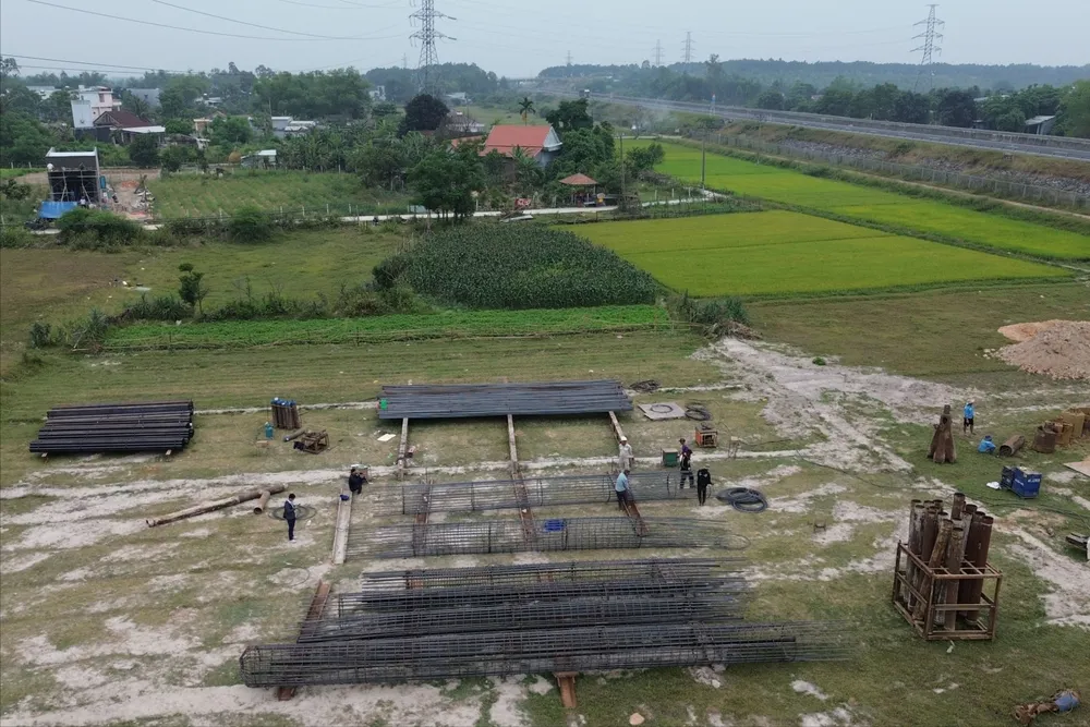 Công trường dự án chỉ có vài công nhân làm việc. Ảnh: :TN uong-gan-500-ti-khoi-cong-xong-an-binh-bat-dong-2.JPG