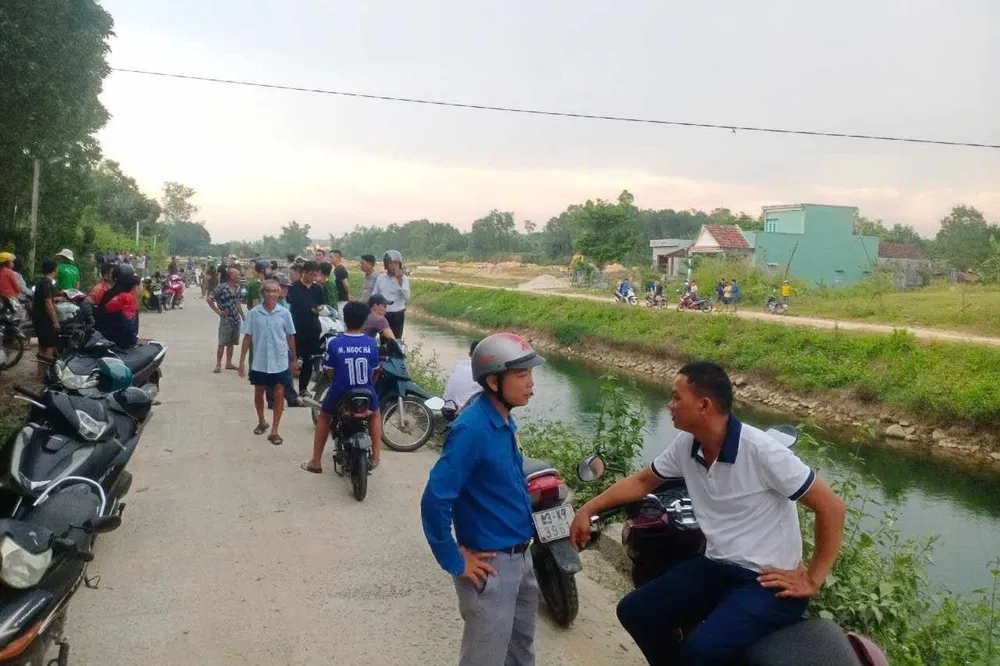 Khu vực người dân vớt thi thể 2 mẹ con chị L. Ảnh: CTV Khu vực người dân vớt thi thể 2 mẹ con chị L. Ảnh: CTV