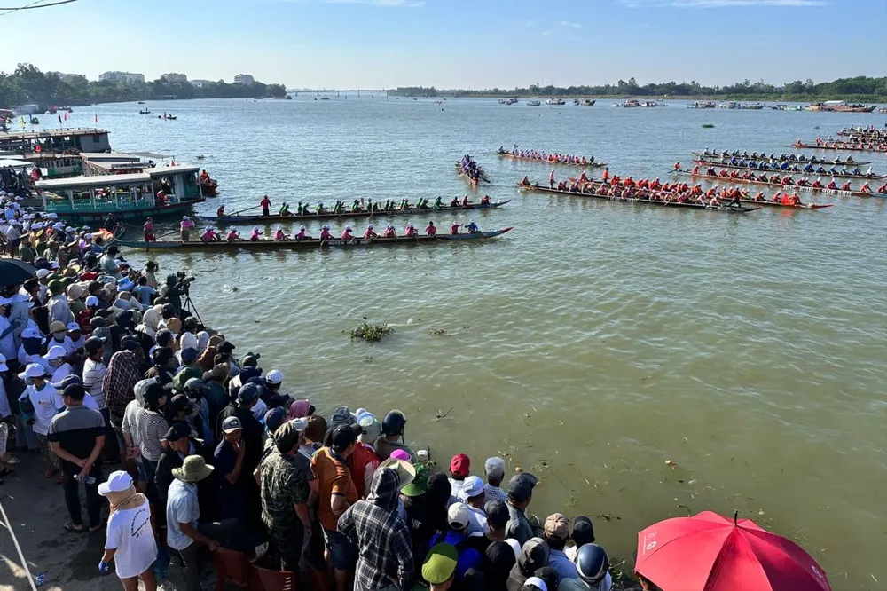Từ sáng sớm, đông đảo vận động viên, người dân yêu thích bộ môn đua thuyền tập trung theo dõi giải đấu. dua-thuyen-truyen-thong-quang-nam-11.jpeg