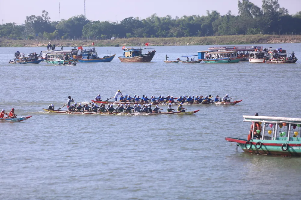 Các thuyền đua nam. dua-thuyen-truyen-thong-quang-nam-2.jpeg