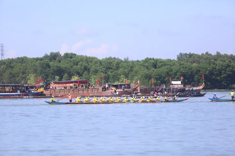 Các thuyền đua tranh tài. dua-thuyen-truyen-thong-quang-nam-6.jpeg
