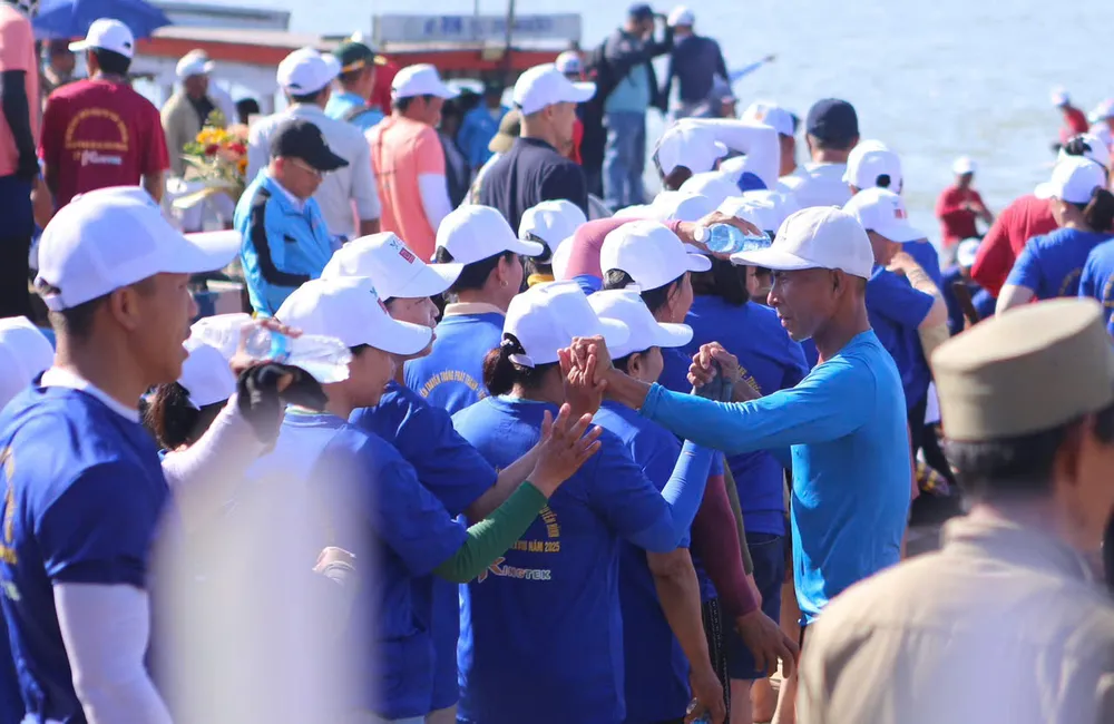 Các vận động viên trước khi bước vào tranh tài. dua-thuyen-truyen-thong-quang-nam-9.jpeg