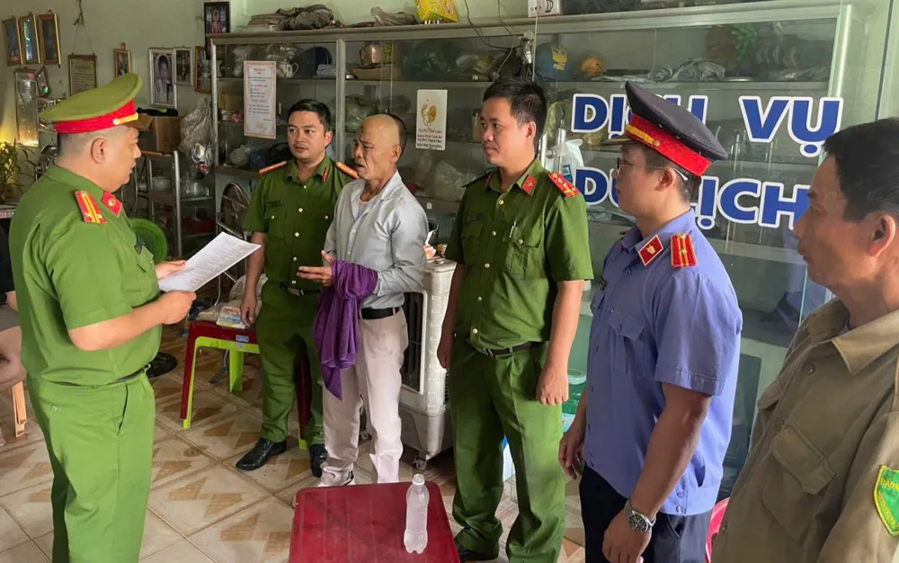 Công an bắt giữ bị can Nguyễn Công Anh. Ảnh: CA cap-vo-chong-ban-ma-tuy-kiem-loi-2.jpeg