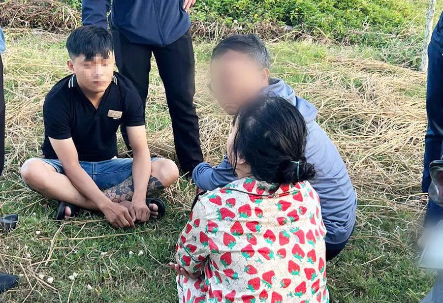 Công an mật phục bắt kẻ giật túi xách của du khách nước ngoài