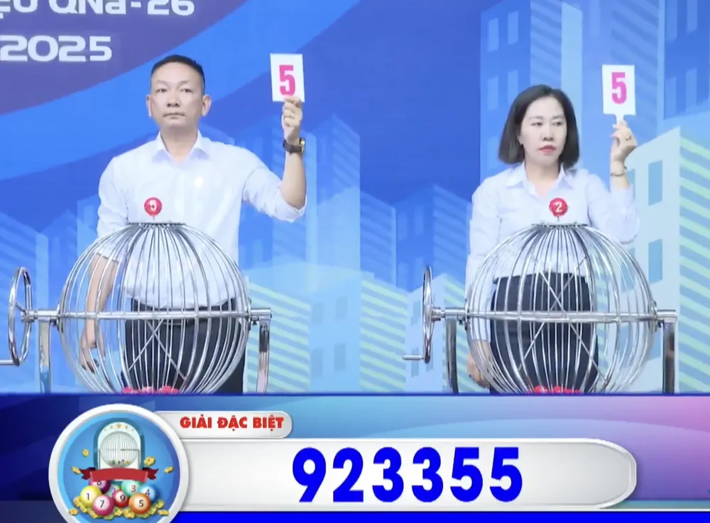 Sáu nhân viên phụ trách, trong đó nhân viên quay số hàng đơn vị quay số 2 nhưng cầm bảng số 5 dẫn đến nhiều trang mạng đăng tải kết quả xổ số Quảng Nam có 2 giải đặc biệt. Sáu nhân viên phụ trách, trong đó nhân viên quay số hàng đơn vị quay số 2 nhưng cầm bảng số 5 dẫn đến nhiều trang mạng đăng tải kết quả xổ số có '2 giải đặc biệt'.