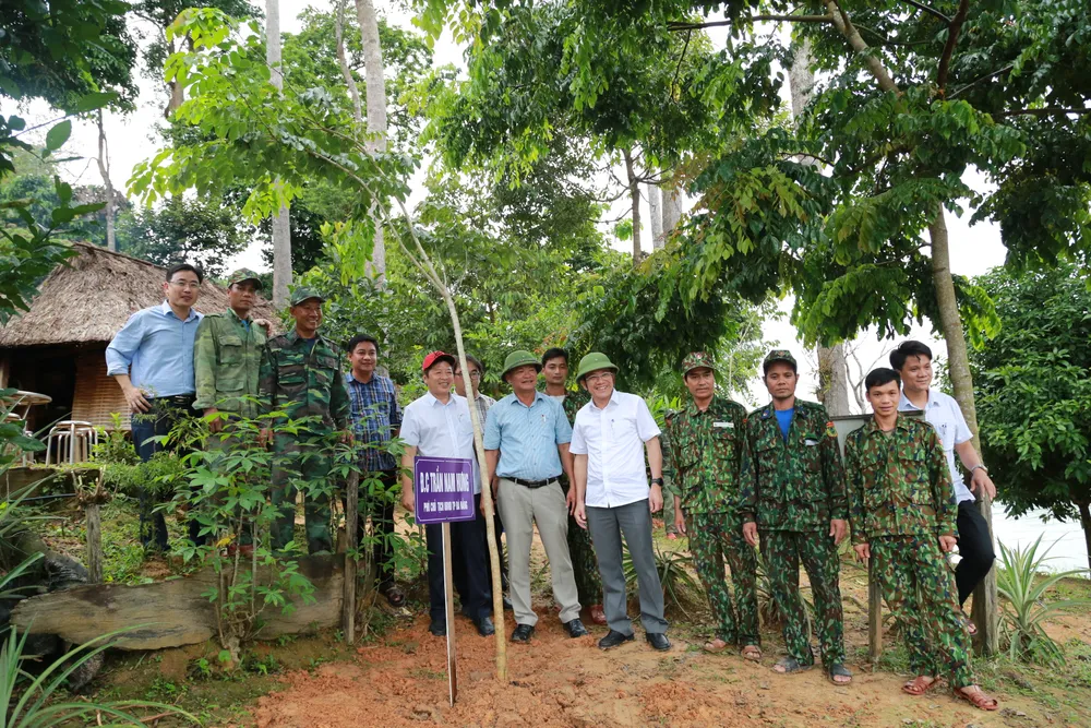 Ông Trần Nam Hưng (áo trắng, đứng giữa) thăm trạm bảo vệ rừng trong Vườn quốc gia Sông Thanh. Ảnh: TN A30A9813.JPG