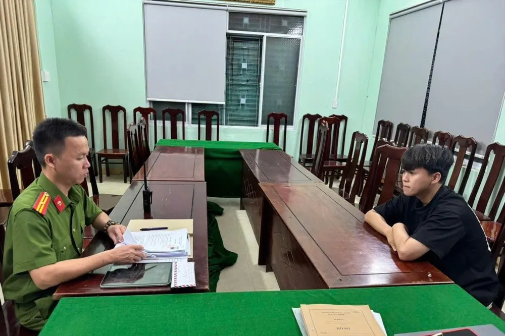 Nhân viên pha chế 'rút ruột' hàng trăm triệu chủ quán cà phê để trong két sắt. Ảnh: CA