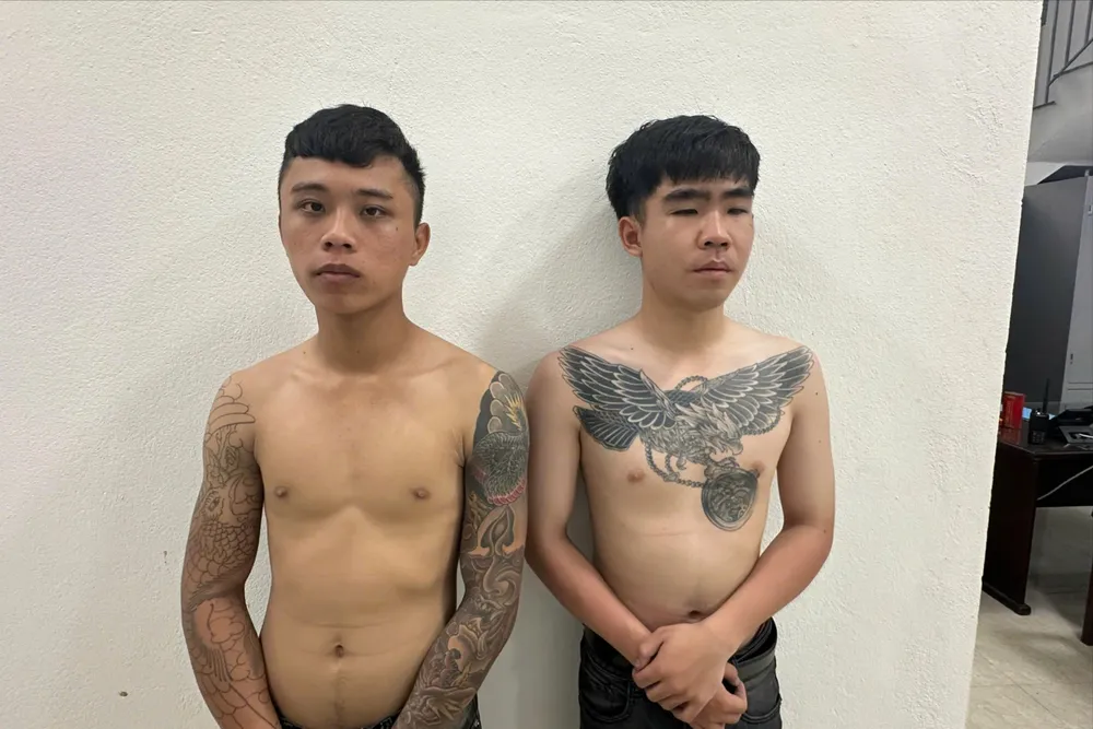 2 nghi phạm trộm điện thoại của du khách nước ngoài. Ảnh: CA