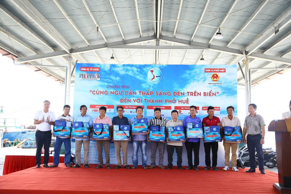 Lãnh đạo các cơ quan, đơn vị và nhà tài trợ trao quà cho 50 ngư dân TP Huế. 2.jpeg