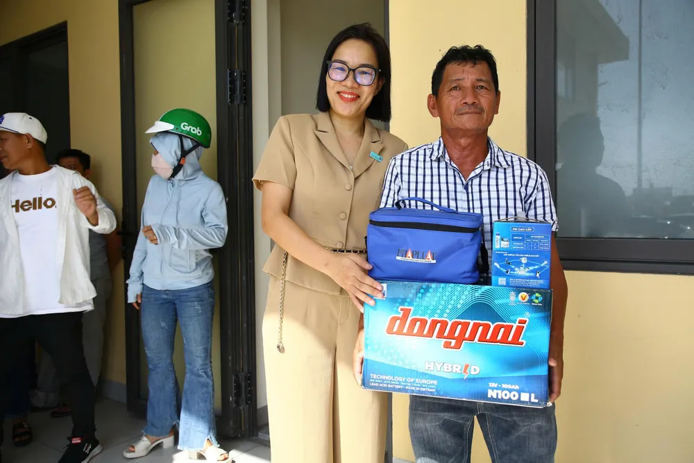 Đại diện Ngân hàng Vietinbank trao quà cho ngư dân. cung-ngu-dan-thap-sang-den-tren-bien-21.jpeg