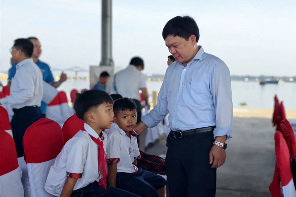 Sáng nay, chương trình “Cùng ngư dân thắp sáng đèn trên biển” đến với TP Huế