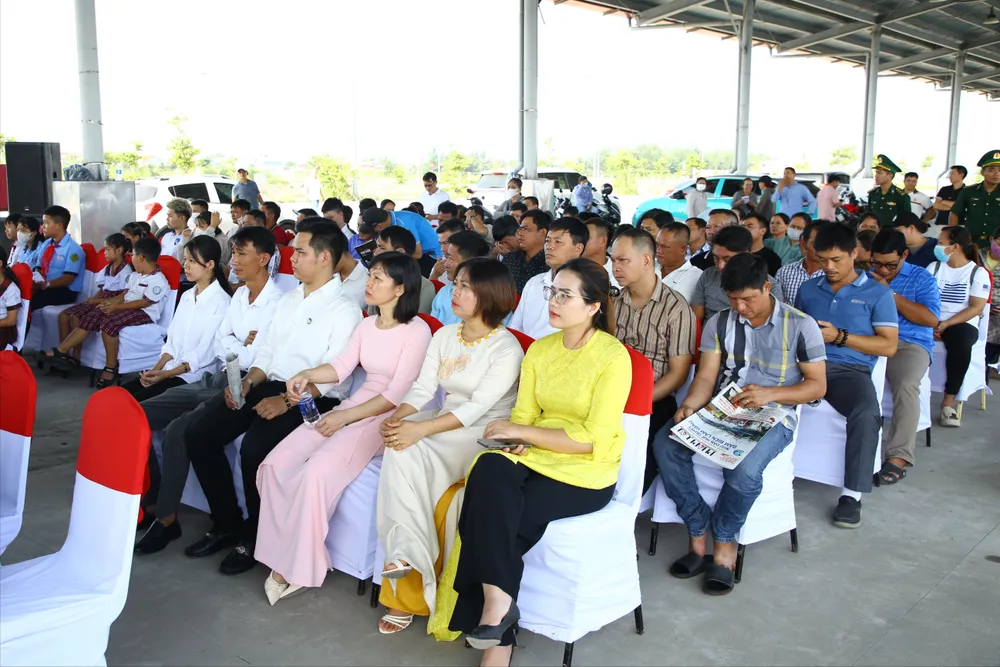 Đông đảo ngư dân tham gia chương trình. cung-ngu-dan-thap-sang-den-tren-bien-vuon-khoi-bao-ve-chu-quyen9.JPG