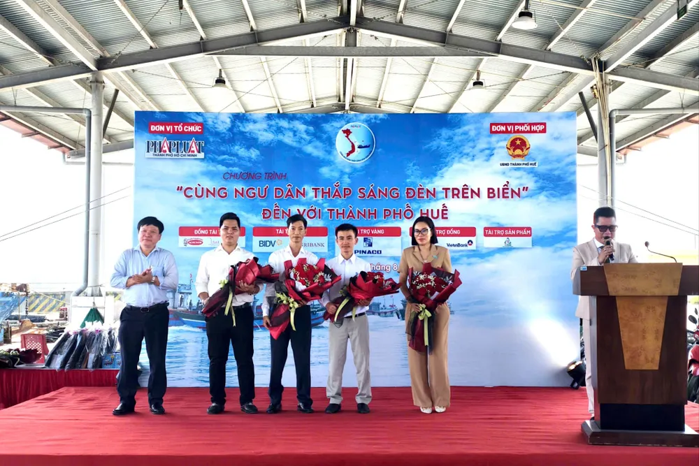 Nhà báo Lê Minh Cường, Tổng thư ký toà soạn Báo Pháp Luật TP.HCM tặng hoa tri ân các nhà tài trợ. fe01e33d11e798b9c1f6.jpg
