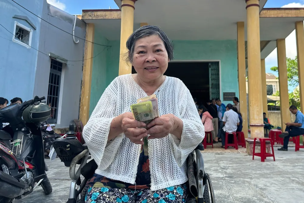 nguoi-dan-phan-khoi-nha-100-000-dong-qua-tet-doc-lap2.JPG