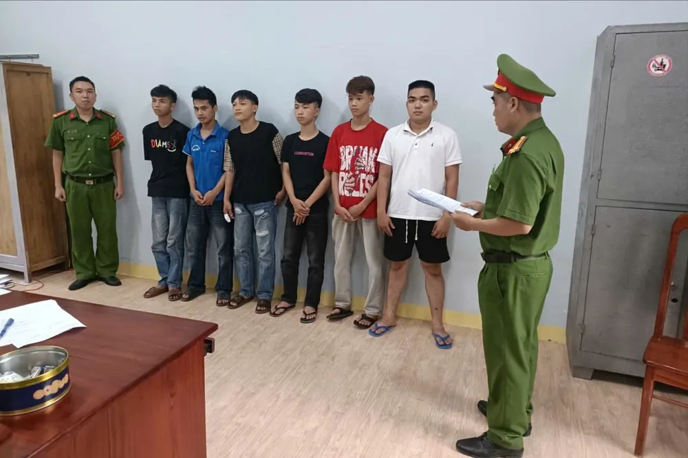 6 thanh niên chém người vô cớ bị bắt tạm giam. Ảnh: CA