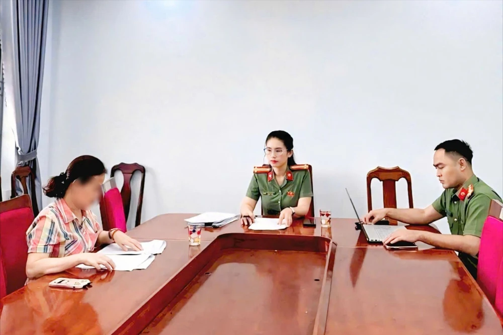 Công an làm việc với khách hàng và chủ tiệm vàng mua bán ngoại tệ trái phép. Ảnh: CA