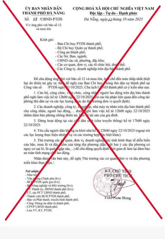 Văn bản giả mạo thông báo cán bộ, công chức, người lao động nghỉ làm việc và dừng hoạt động các chợ để ứng phó bão số 12. Ảnh: CA