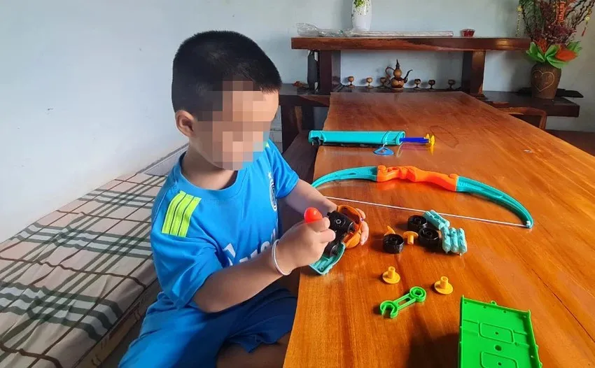 Cháu trai bị bỏ rơi đang được một người dân chăm sóc. Ảnh: TD bỏ rơi.jpg