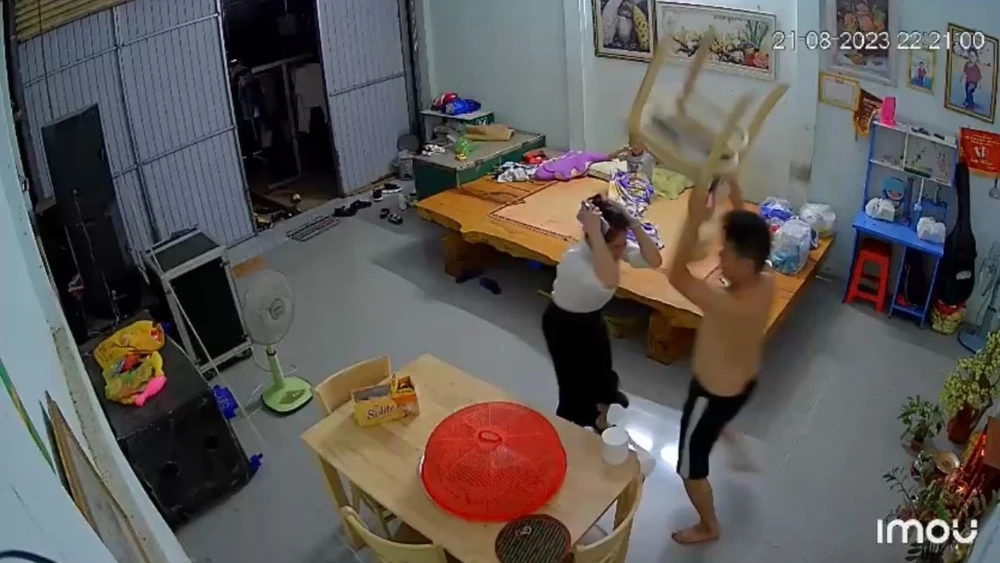 Chị T cho rằng mình liên tục bị chồng hành hung. Ảnh: ND hành hung.jpg