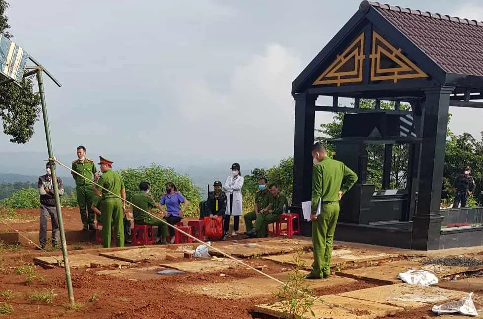 Công an khai quật nơi chôn cất ông T. để khám nghiệm. Ảnh: Đ.D Đắk Nông.jpg