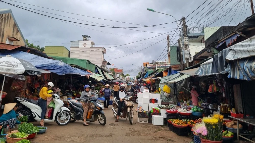 Cảnh chen lấn, tấp nập mua bán tại khu chợ cũ ở thị trấn Ea Đrăng. Ảnh: TIẾN THOẠI ea đrang 2.jpg