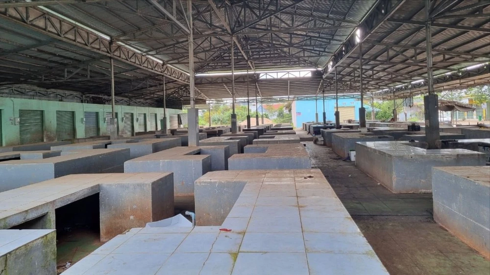 Khu quầy sạp tại chợ Ea Đrăng bỏ hoang không nhiều năm qua. Ảnh: TIẾN THOẠI ea đrăng.jpg