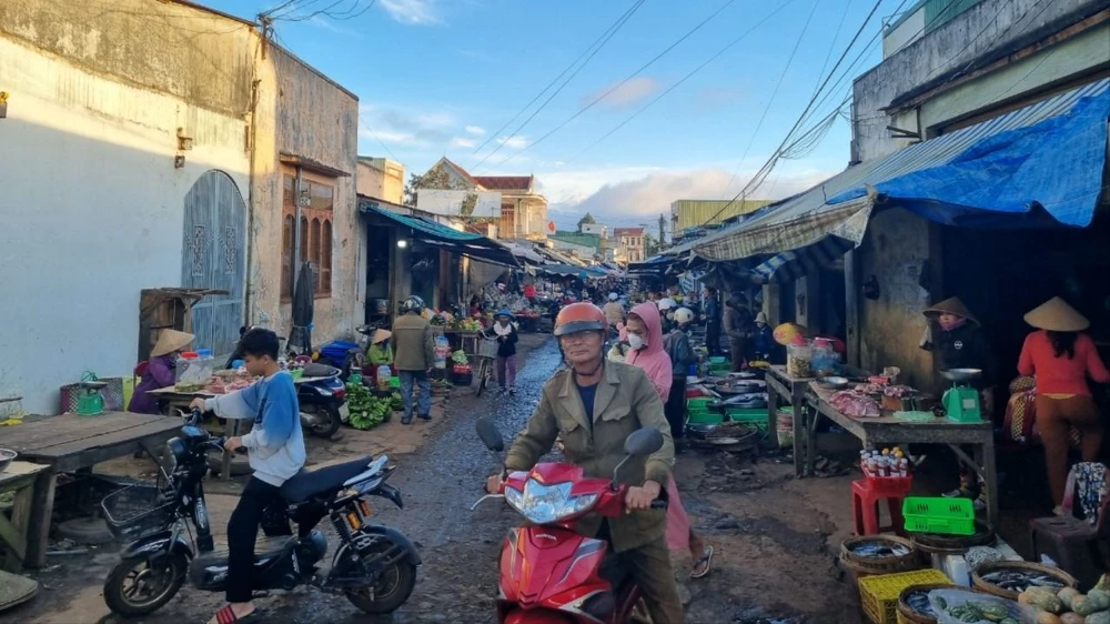 Chợ cũ Pơng Đrang cũng nhếch nhác, xuống cấp. Ảnh: TIẾN THOẠI PO7NG ĐRANG.jpg